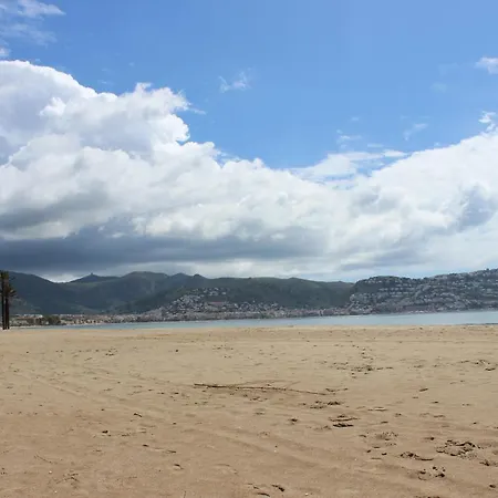 Beautiful 75m2 With View At The Beach, Pool, Parking Appartement Roses