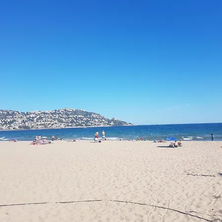 Beautiful 75m2 With View At The Beach, Pool, Parking Appartement